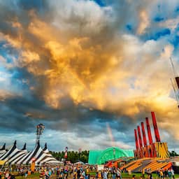 Lowlands zet 90.000 zonnepanelen over parkeerplaats in Biddinghuizen