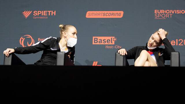 Sanne Wevers (links) en Lieke Wevers wachten op de scores.