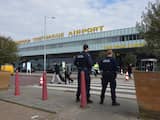 Dat zei premier Mark Rutte dinsdag tijdens een persconferentie naar aanleiding van de aanslagen in Brussel. "Het dreigingsniveau blijft onverminderd substantieel", zei Rutte. "Niettemin is extra waakzaamheid geboden."