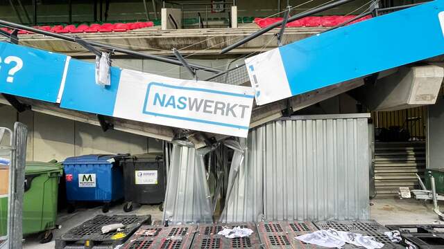 Een container voorkwam dat het voorste deel van het uitvak helemaal instortte en supporters gewond raakten.