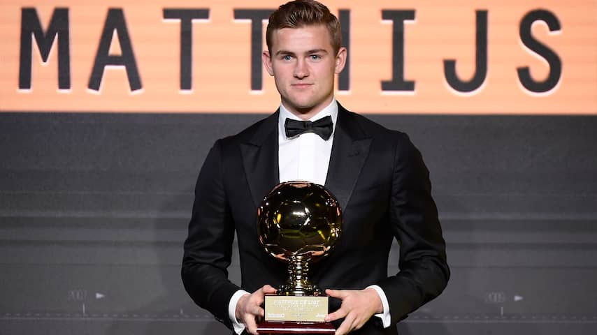 De Ligt neemt in Turijn Golden Boy Award in ontvangst