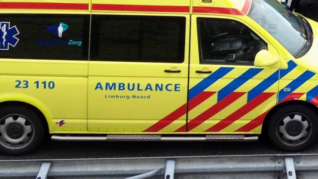 Vrachtwagenchauffeur komt om het leven bij ongeluk op A73. Vrachtwagenchauffeur komt om het leven bij ongeluk op A73.