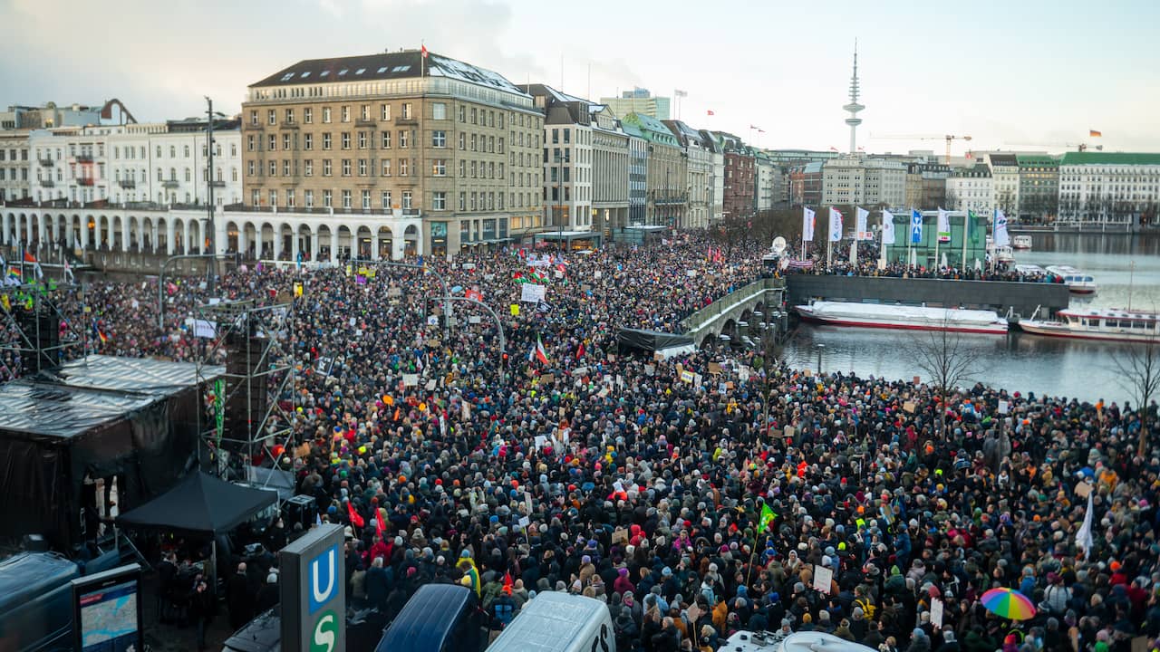 Una grande protesta ad Amburgo contro l'estrema destra e il razzismo |  al di fuori