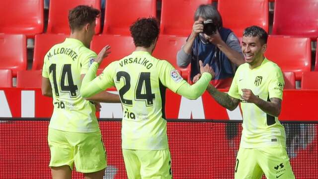 Vreugde bij Atlético na een doelpunt bij Granada.