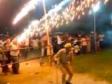 Vonkenregen schiet publiek in tijdens hindoefeest in India