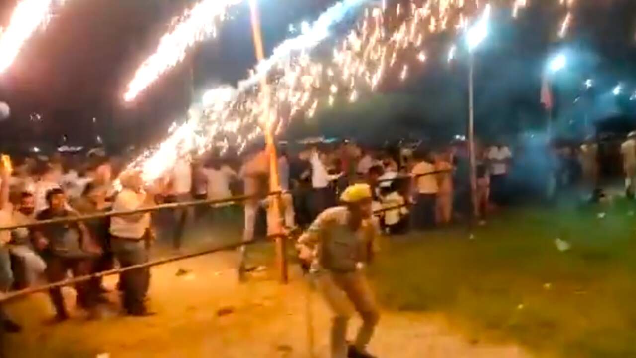 Beeld uit video: Vonkenregen schiet publiek in tijdens hindoefeest in India