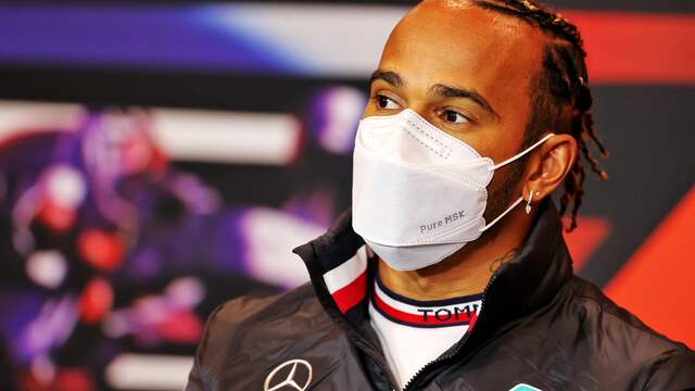 Lewis Hamilton in gesprek met de media.