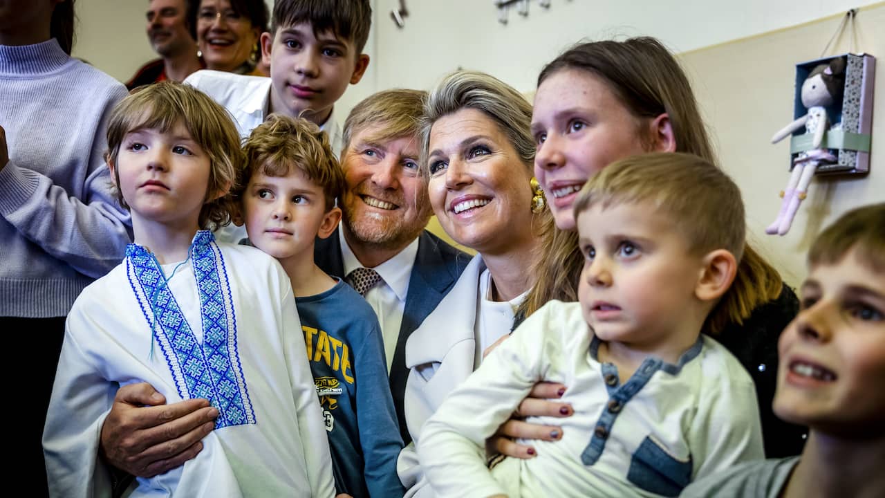 Beeld uit video: Koningspaar gaat op de foto met Oekraïense kinderen in Slowakije