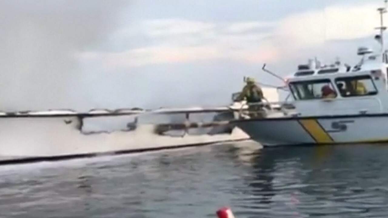 Brandweer blust nasmeulende boot na fatale brand in VS