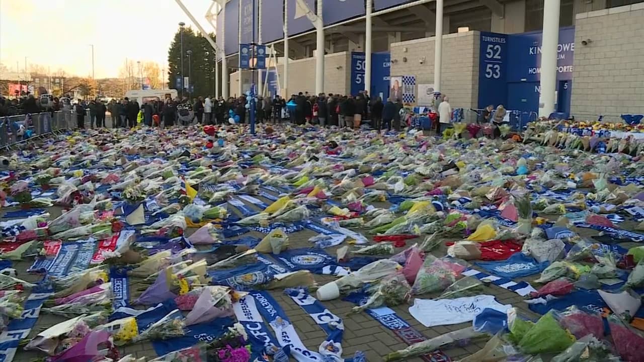 Beeld uit video: Familie omgekomen eigenaar Leicester City legt bloemen bij stadion