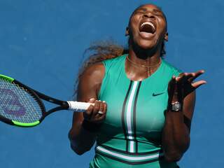 Serena Williams verliest op bizarre wijze in kwartfinales Australian Open