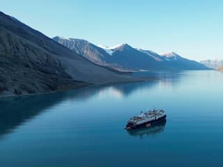 Cruiseschip dat vastlag bij Groenland losgetrokken door vissersboot