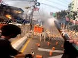 Demonstrant filmt gewelddadig protest Myanmar vanuit frontlinie