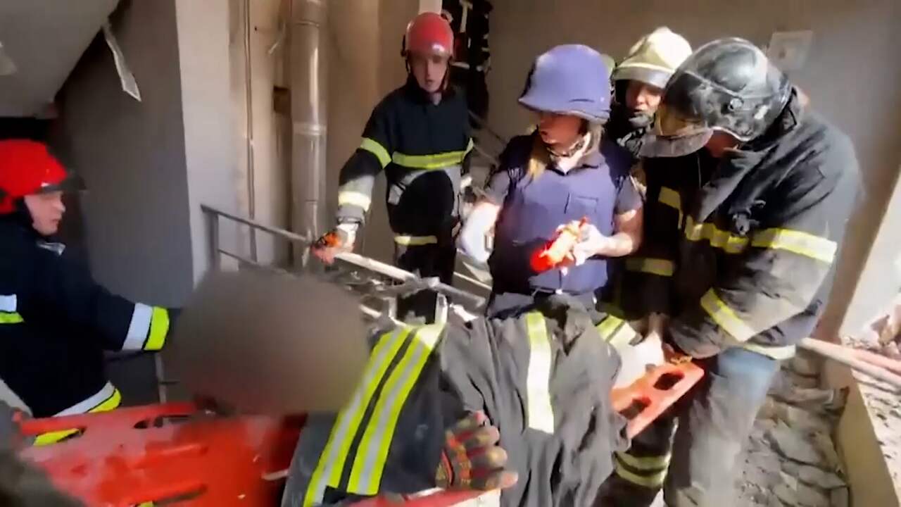 Beeld uit video: Oekraïense hulpdiensten redden meisje onder puin vandaan