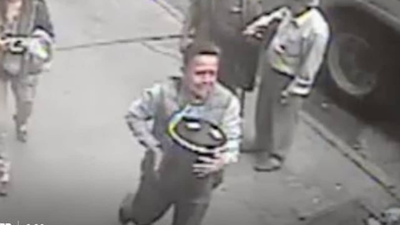Beeld uit video: Man steelt pot goud in New York