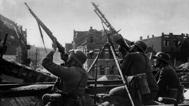 1940: Duitse soldaten schieten op vijandige vliegtuigen.