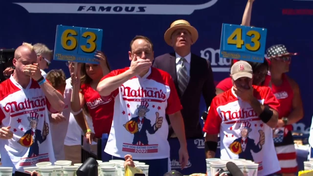 Beeld uit video: Amerikaan eet 63 hotdogs in 10 minuten bij kampioenschap