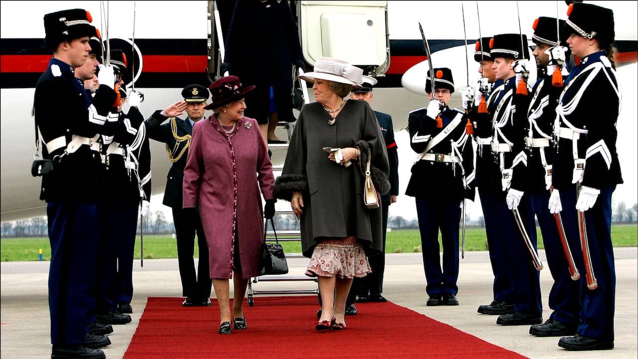 Elizabeth wordt in 2007 op het vliegveld in Rotterdam begroet door Beatrix, die dan nog koningin is. Ze brengt een bezoek aan Nederland ter gelegenheid van het vierhonderdjarig bestaan van de Engelse Hervormde Kerk aan het Begijnhof te Amsterdam. De Britse koningin heeft een goede band met Beatrix.