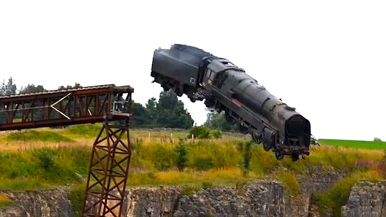 Beeld uit video: Stoomlocomotief valt te pletter voor opnames Mission: Impossible 7
