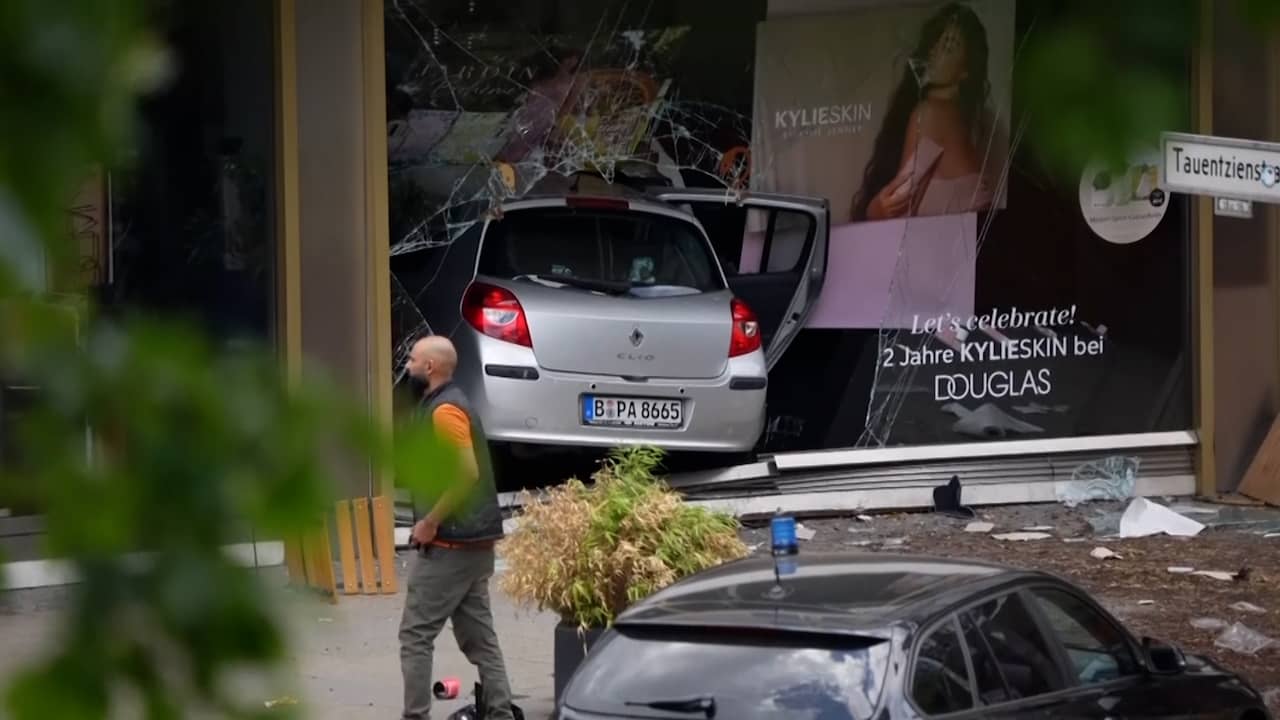 Beeld uit video: Bekijk beelden van de auto die inreed op menigte in Berlijn