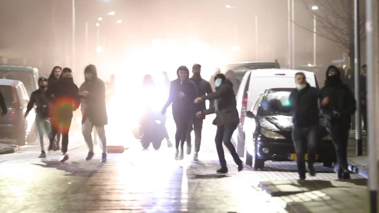 Beeld uit video: Avondklokrellen in Nederland: Politie bekogeld met vuurwerk en stenen