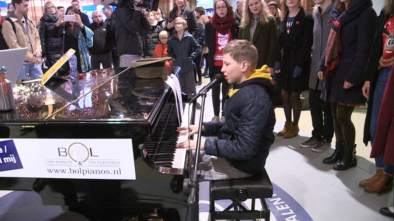 Beeld uit video: Veendamse pianist (12) haalt duizenden euro’s op voor zieke zus