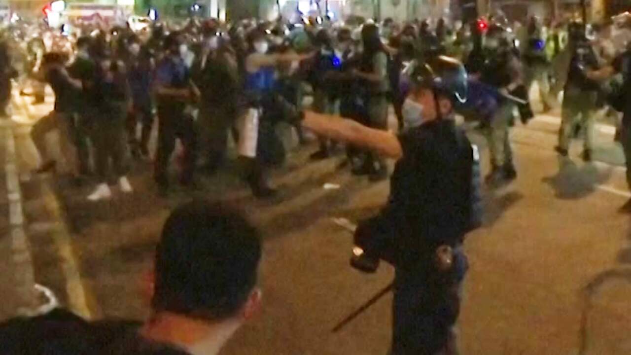 Beeld uit video: Protesten in Hongkong laaien weer op: politie gebruikt pepperspray