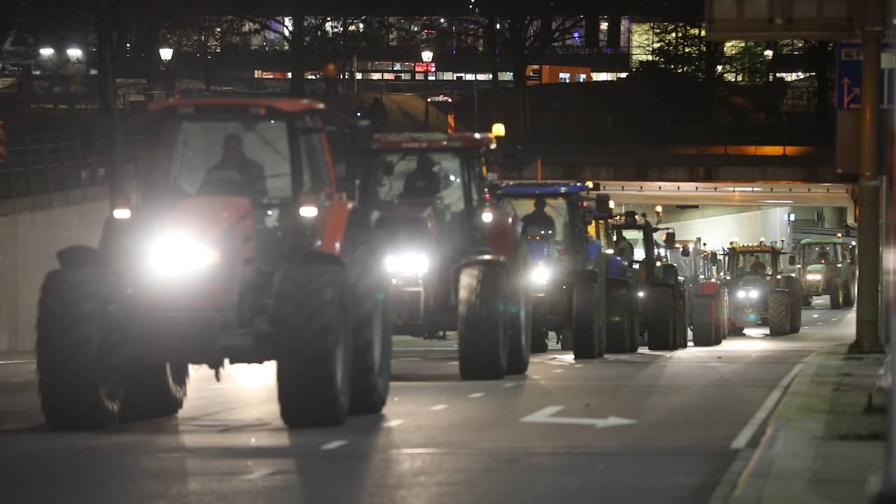 Beeld uit video: Tractoren rijden naar Binnenhof voor onaangekondigd protest