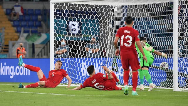Merih Demiral werkt de bal in eigen doel.
