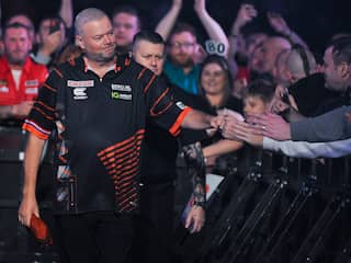 Van Barneveld dankt stunt aan kleinkinderen: „Hoe mooi is het opa te zien winnen?“