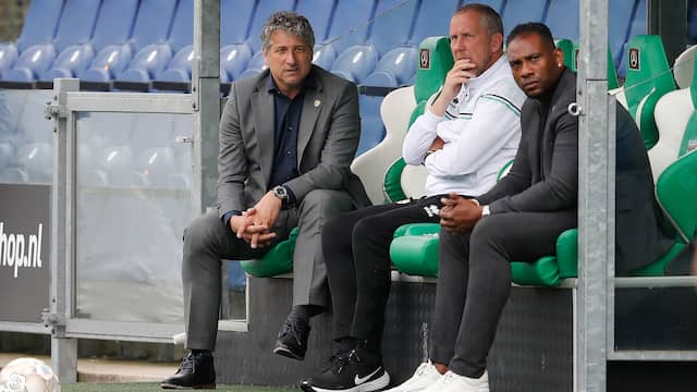 Ruud Brood overlegt met zijn technische staf tijdens de gewonnen wedstrijd in Zwolle.