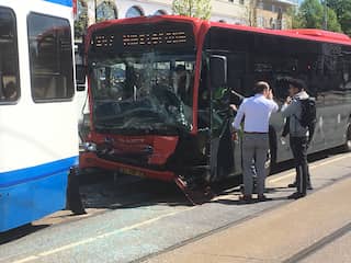 Veertien gewonden bij aanrijding tussen bus en tram Amsterdam