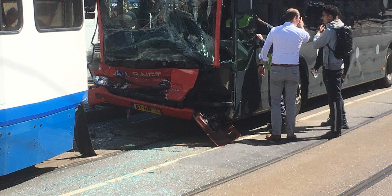 Veertien gewonden bij aanrijding tussen bus en tram Amsterdam