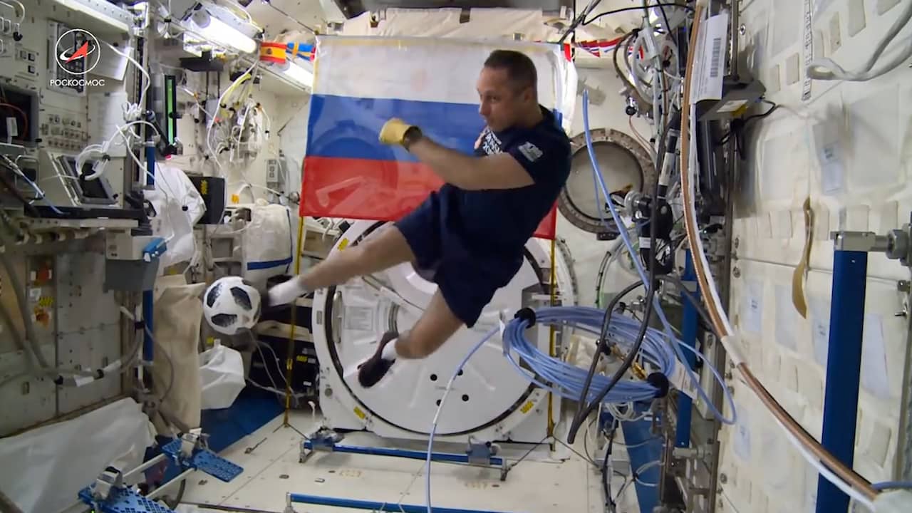 Astronauten keren terug naar aarde met bijzondere WK-bal