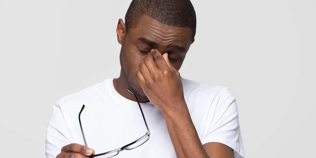 Migraine wordt veroorzaakt door prikkeling van de zenuwen.
