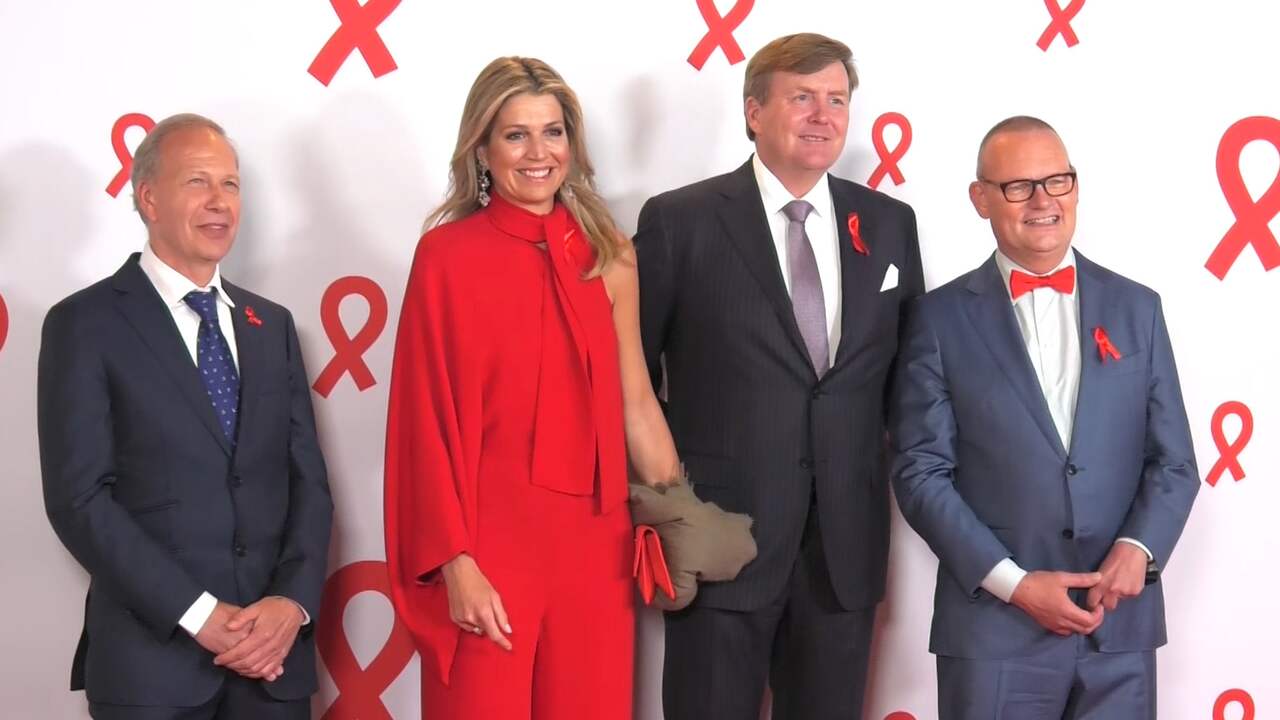 Beeld uit video: Koningspaar bij concert voor aidsbestrijding