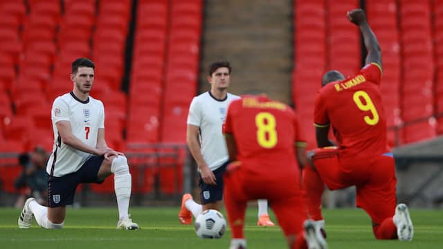 Romelu Lukaku knielend voor een interland van België tegen Engeland.