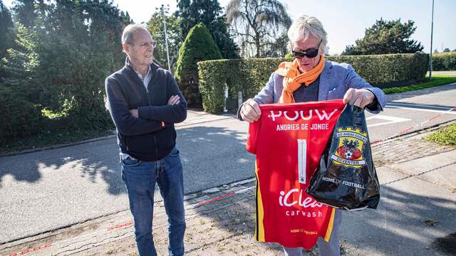 Ben Halle en Freek de Jonge, met een Go Ahead Eagles-shirt.
