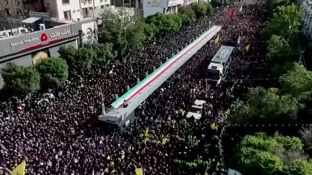 Luchtbeelden tonen tienduizenden Iraniërs bij processie president Raisi