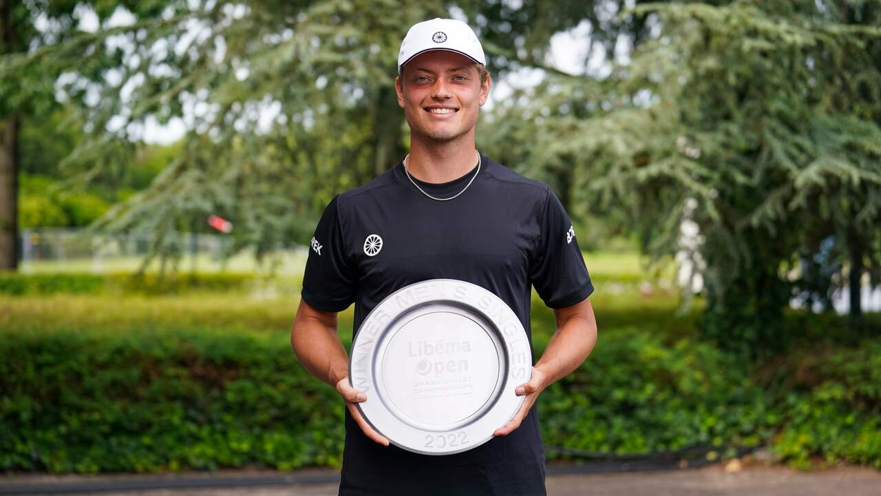 Tim van Rijthoven won het toernooi van Rosmalen en trekt die lijn vooralsnog door op Wimbledon.