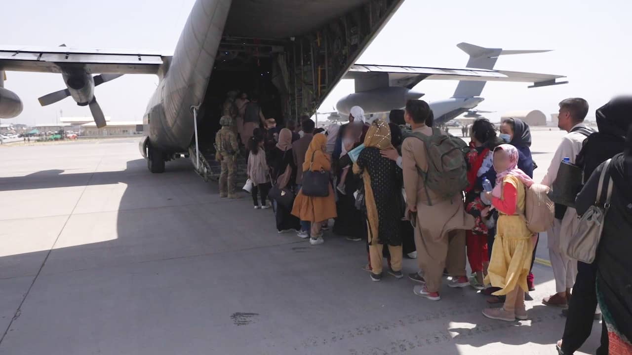 Beeld uit video: Zo ziet een Nederlandse evacuatievlucht uit Kaboel eruit