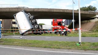 Vrachtwagen in de kreukels na val van viaduct A4