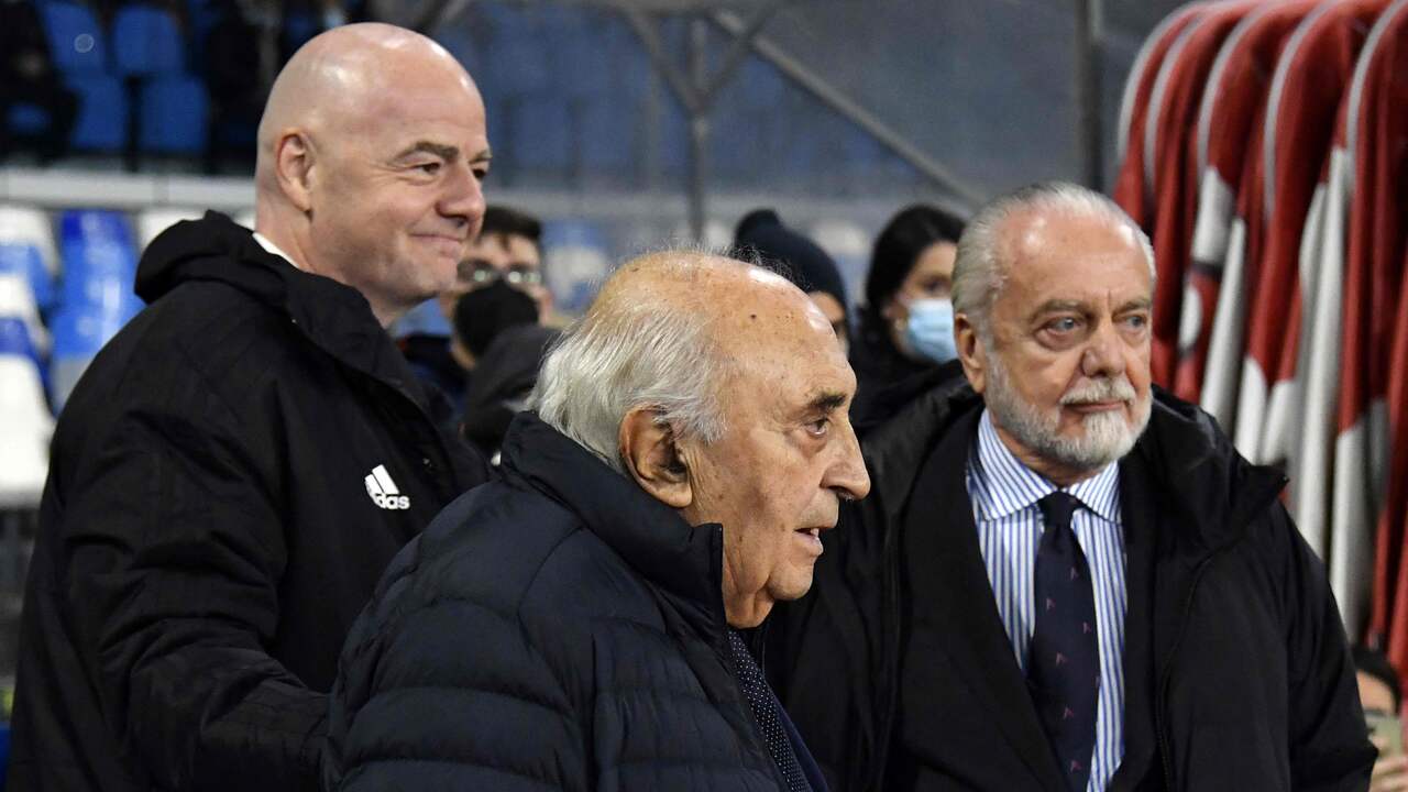 Er waren enkele coryfeeën op de onthulling van het standbeeld afgekomen, onder wie FIFA-voorzitter Gianni Infantino (links).