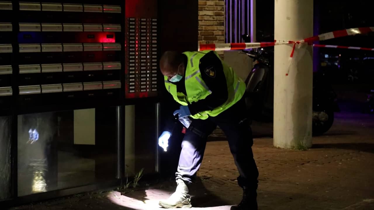 Beeld uit video: Politie doet nachtelijk onderzoek in Amsterdam na drie explosies