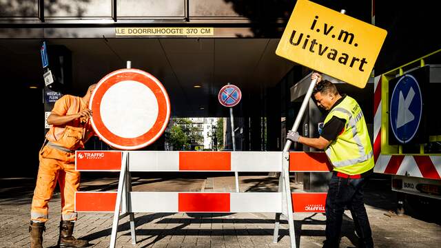 De straat voor Carré is afgezet voor het eerbetoon van woensdag en de uitvaart van donderdag.
