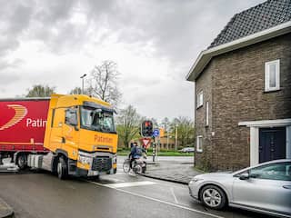 Grote vrachtwagens schieten Tilburgse woonwijk in