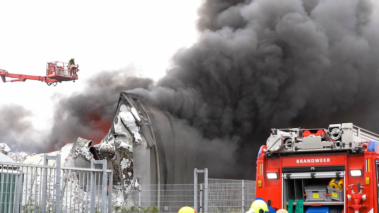 Beeld uit video: Brandweer blust zeer grote brand op bedrijventerrein in Hellevoetsluis