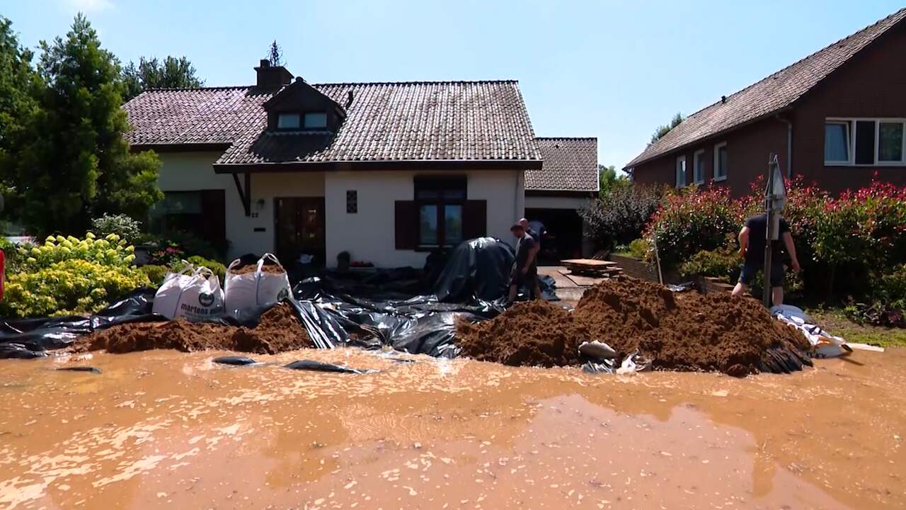 Beeld uit video: Huis dreigt vol te lopen na dijkdoorbraak in Limburgs Horn