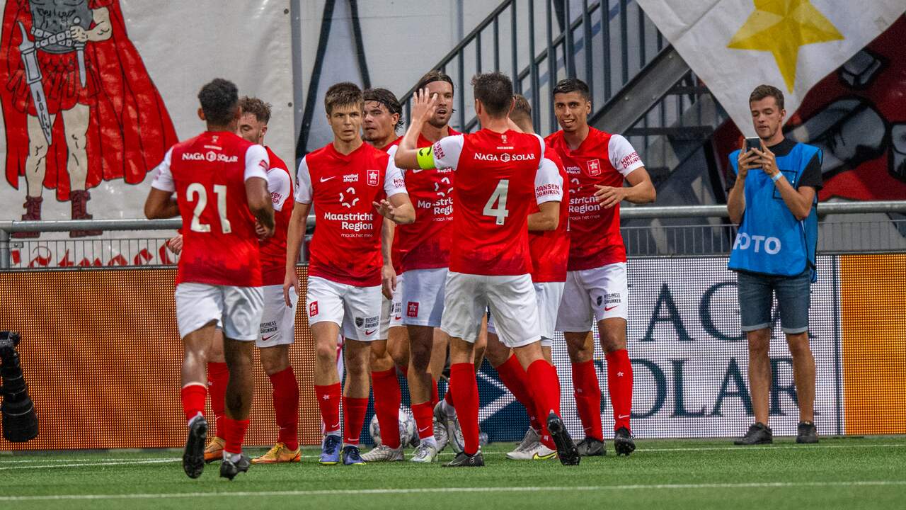 MVV juicht na de vroege goal van Koen Kostons.