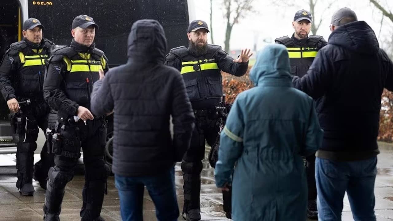 Agenten ME Krijgen Nieuw Uniform, Moet Beter Beschermen Tegen Geweld ...